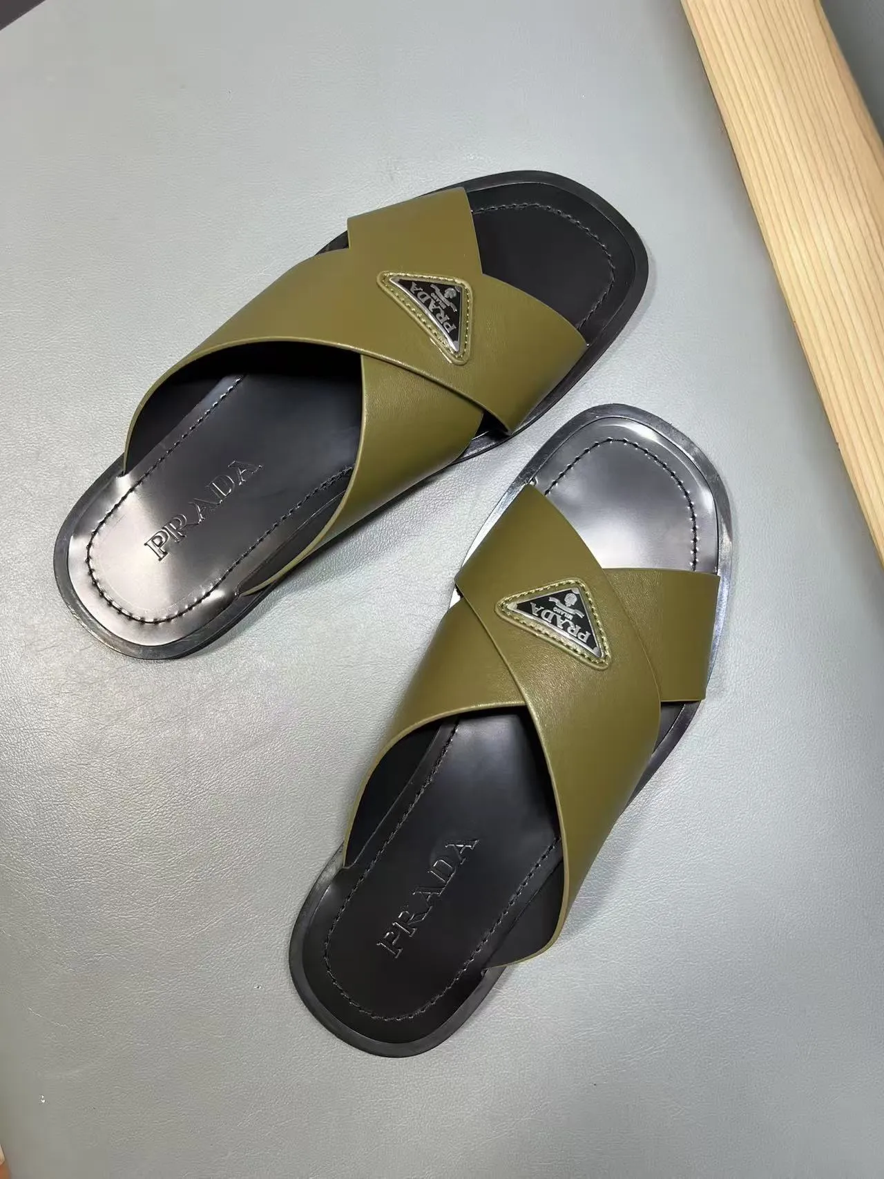 340💰PRADA Prada’s latest slippers are synchronized with the official website. This slipper is made of the brand’s unique and iconic Saffiano leather. The brand logo jumps out from the double straps, and the brand style is clearly visible. Cowhide gives men elegant charm and functional design, making it an ideal choice for vacation and leisure. Size:38-45
